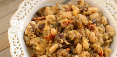 Bigos z fasolą i suszonymi pomidorami na wiśniówce