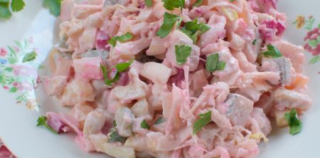 Sałatka ziemniaczana ze śledziem i kiszoną kapustą