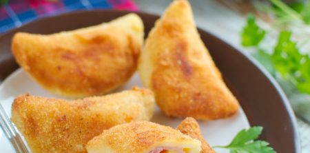 Sofficini z szynką i serem (włoskie pierożki z ciasta parzonego)