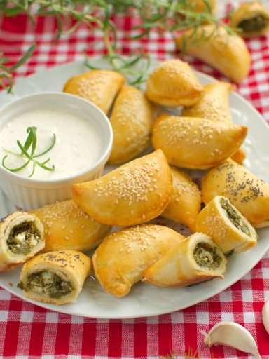 Kruche pierożki ze szpinakiem i fetą
