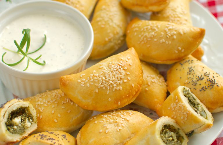 Kruche pierożki ze szpinakiem i fetą