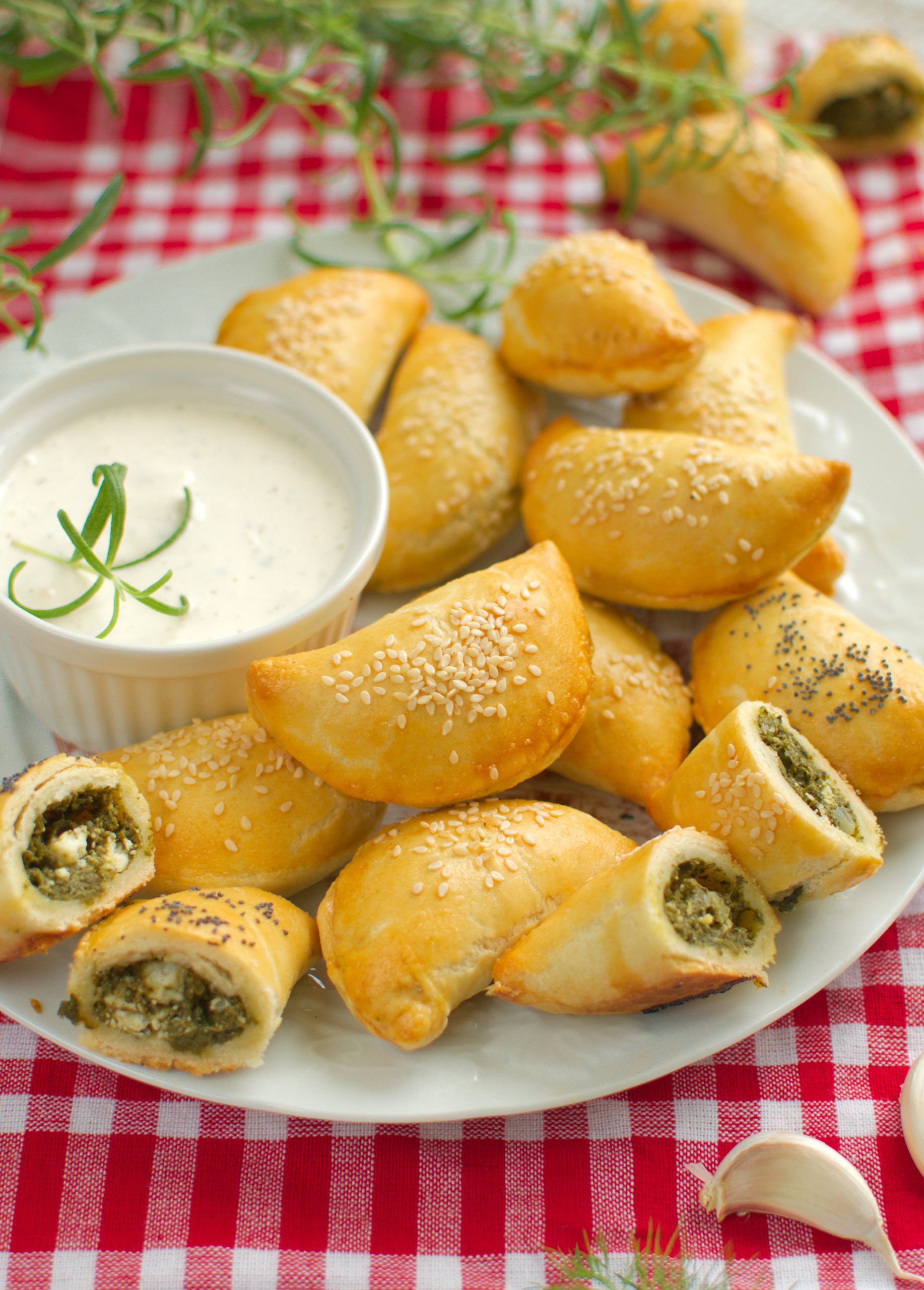 Kruche pierożki ze szpinakiem i fetą
