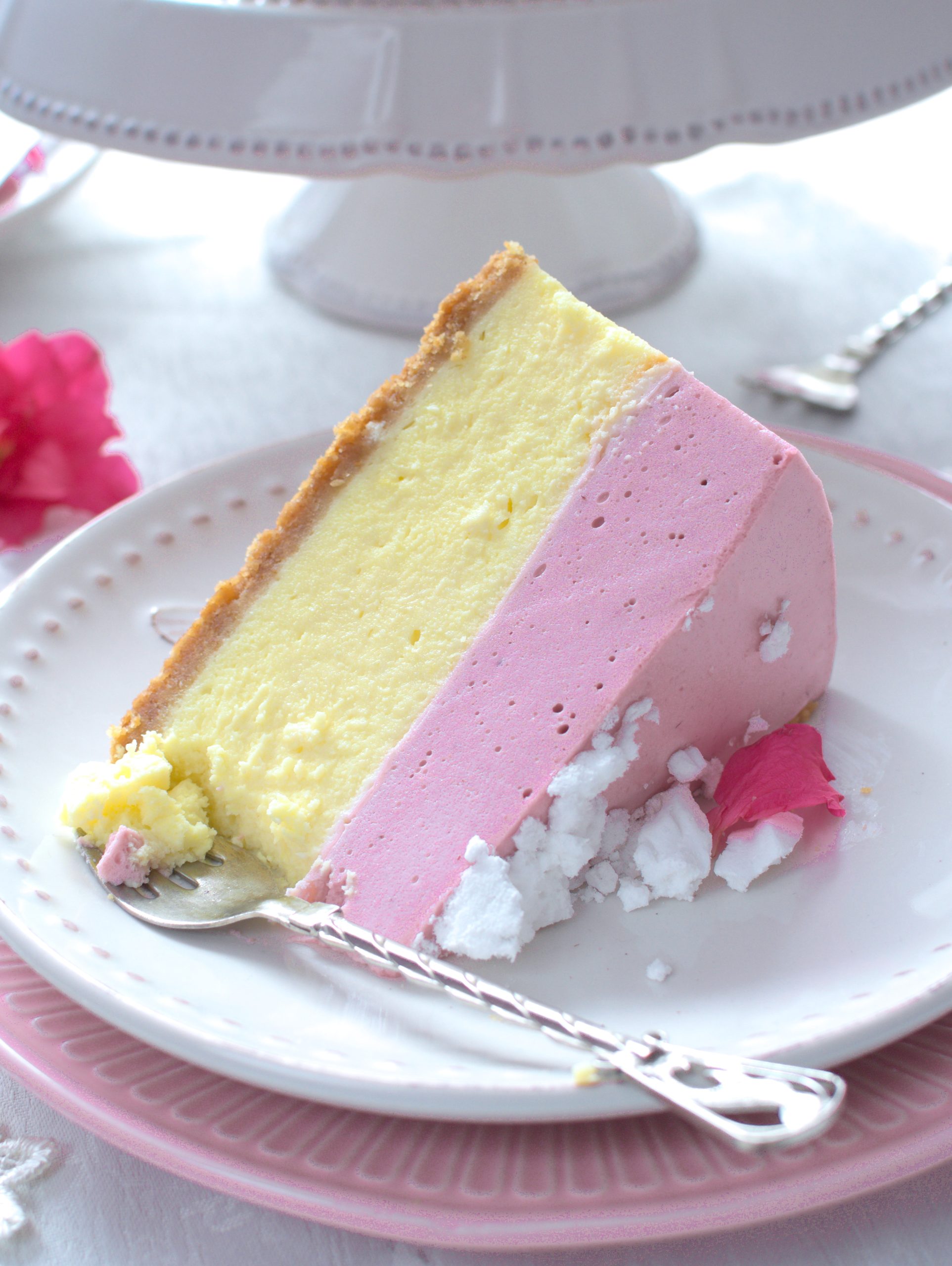 Sernik z musem truskawkowym