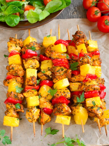 Szaszłyki z ananasem, kurczakiem i papryką