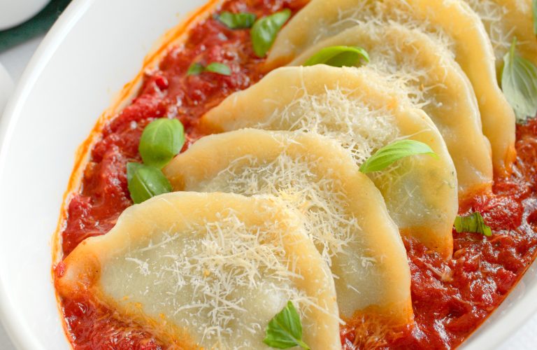 Pierogi ze szpinakiem i trzema serami zapieczone w sosie pomidorowym