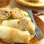 Naleśnikowe koperty z pieczarkami, porem i żółtym serem