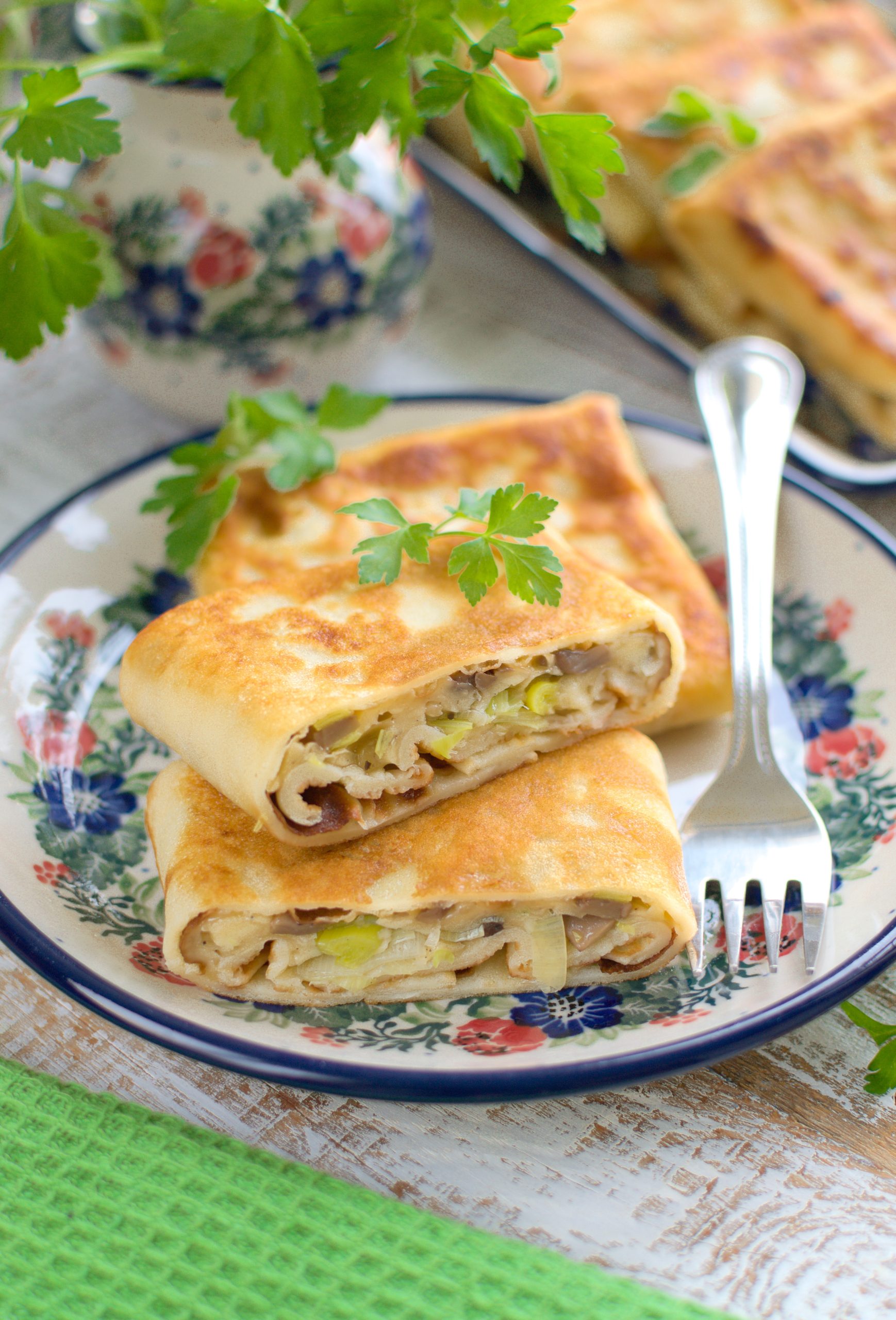 Naleśnikowe koperty z pieczarkami, porem i żółtym serem