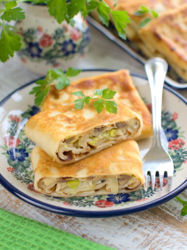 Naleśnikowe koperty z pieczarkami, porem i żółtym serem
