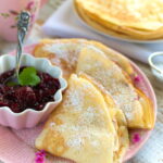 Naleśnikowe koperty z pieczarkami, porem i żółtym serem