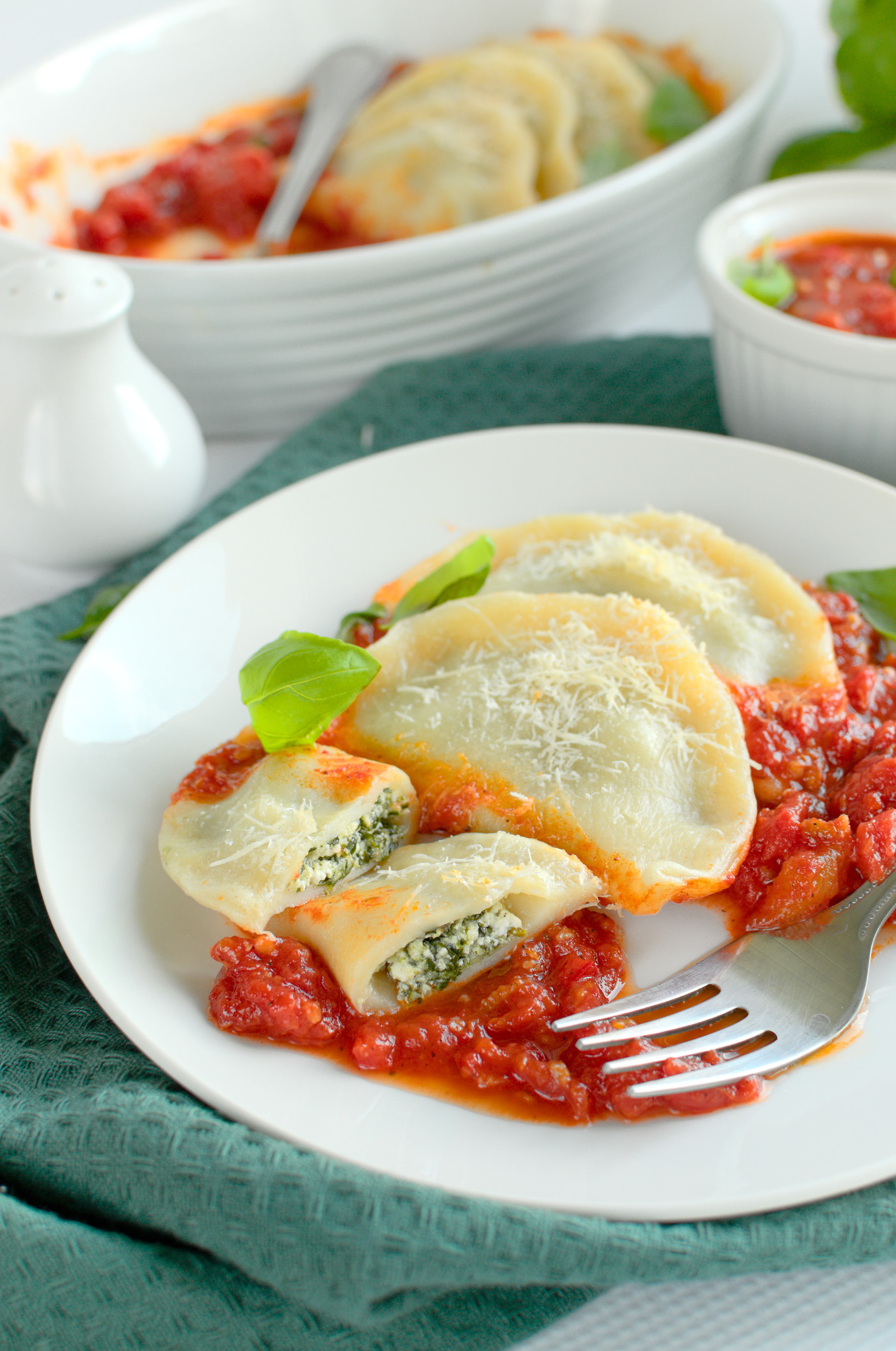 Pierogi ze szpinakiem i trzema serami zapieczone w sosie pomidorowym