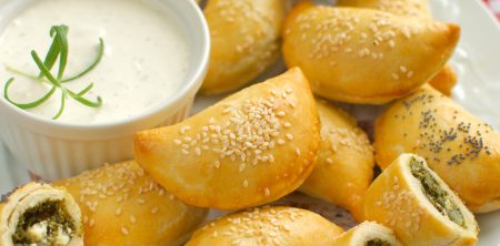 Kruche pierożki ze szpinakiem i fetą