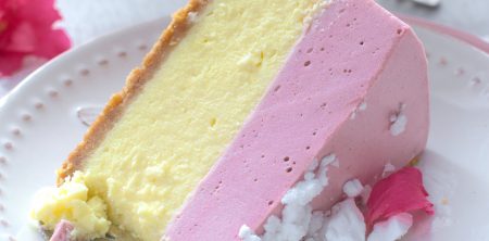 Sernik z musem truskawkowym