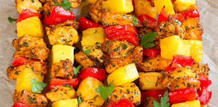 Szaszłyki z ananasem, kurczakiem i papryką