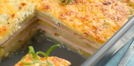 Zapiekanka z kalarepką, ziemniakami i szynką