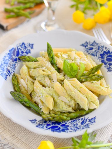 Penne w kremowym sosie szparagowym