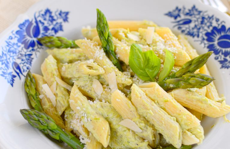 Penne w kremowym sosie szparagowym