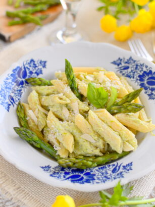 Penne w kremowym sosie szparagowym