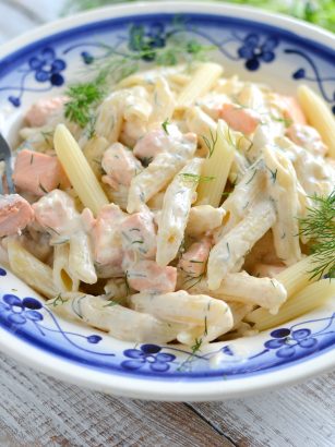 Penne z łososiem w sosie śmietanowo-koperkowym