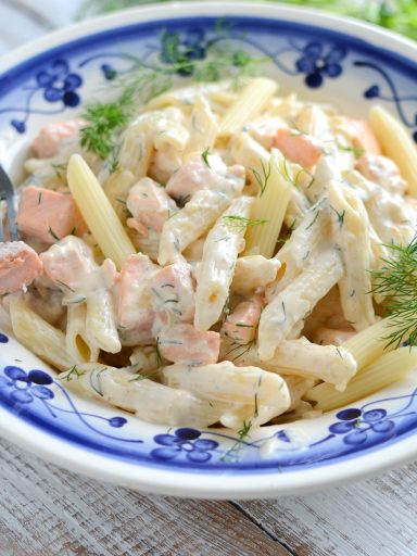 Penne z łososiem w sosie śmietanowo-koperkowym