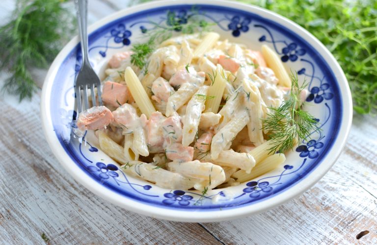 Penne z łososiem w sosie śmietanowo-koperkowym