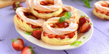 Ptysiowe wianuszki z kremem budyniowym i truskawkami