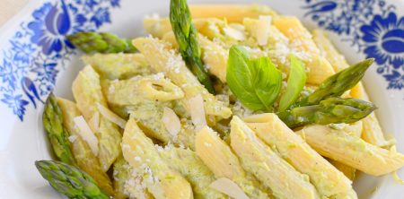 Penne w kremowym sosie szparagowym