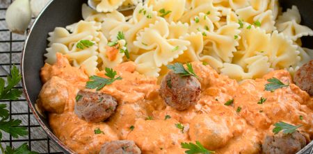 Kokardki z pulpecikami z indyka w sosie śmietanowo-pomidorowym