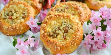 Drożdżówki z budyniem i karmelizowanym rabarbarem