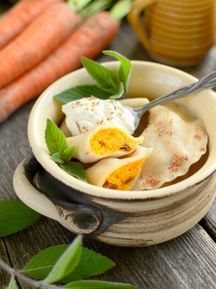 Pierogi z młodą marchewką