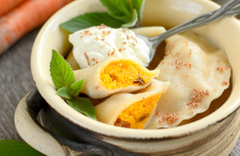 Pierogi z młodą marchewką