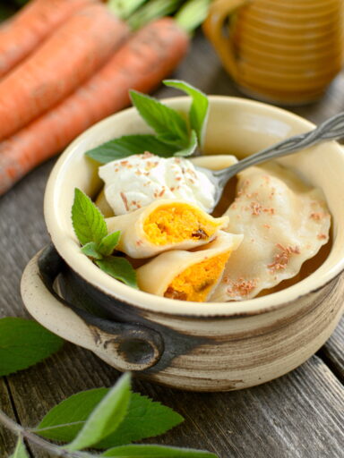 Pierogi z młodą marchewką