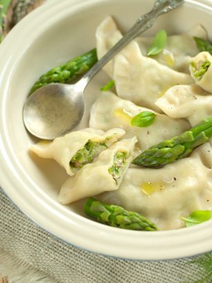 Pierogi ze szparagami, boczkiem i kremowym serkiem
