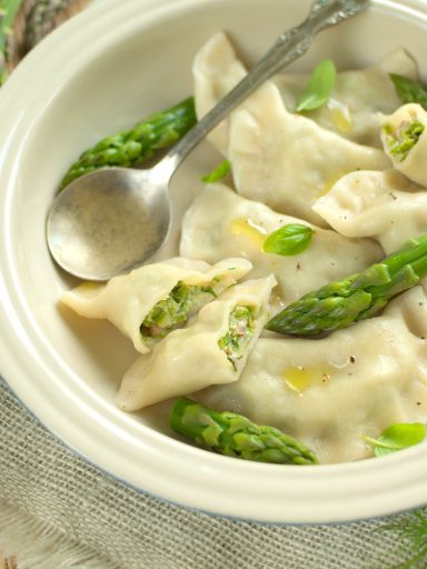 Pierogi ze szparagami, boczkiem i kremowym serkiem