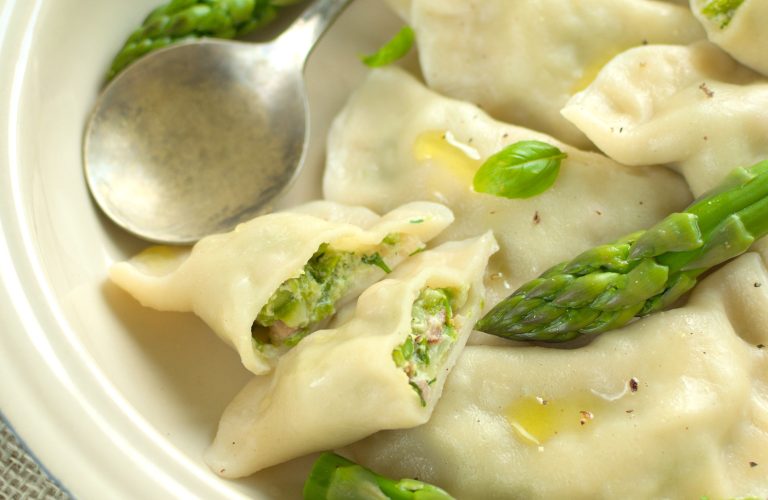 Pierogi ze szparagami, boczkiem i kremowym serkiem