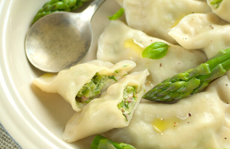 Pierogi ze szparagami, boczkiem i kremowym serkiem