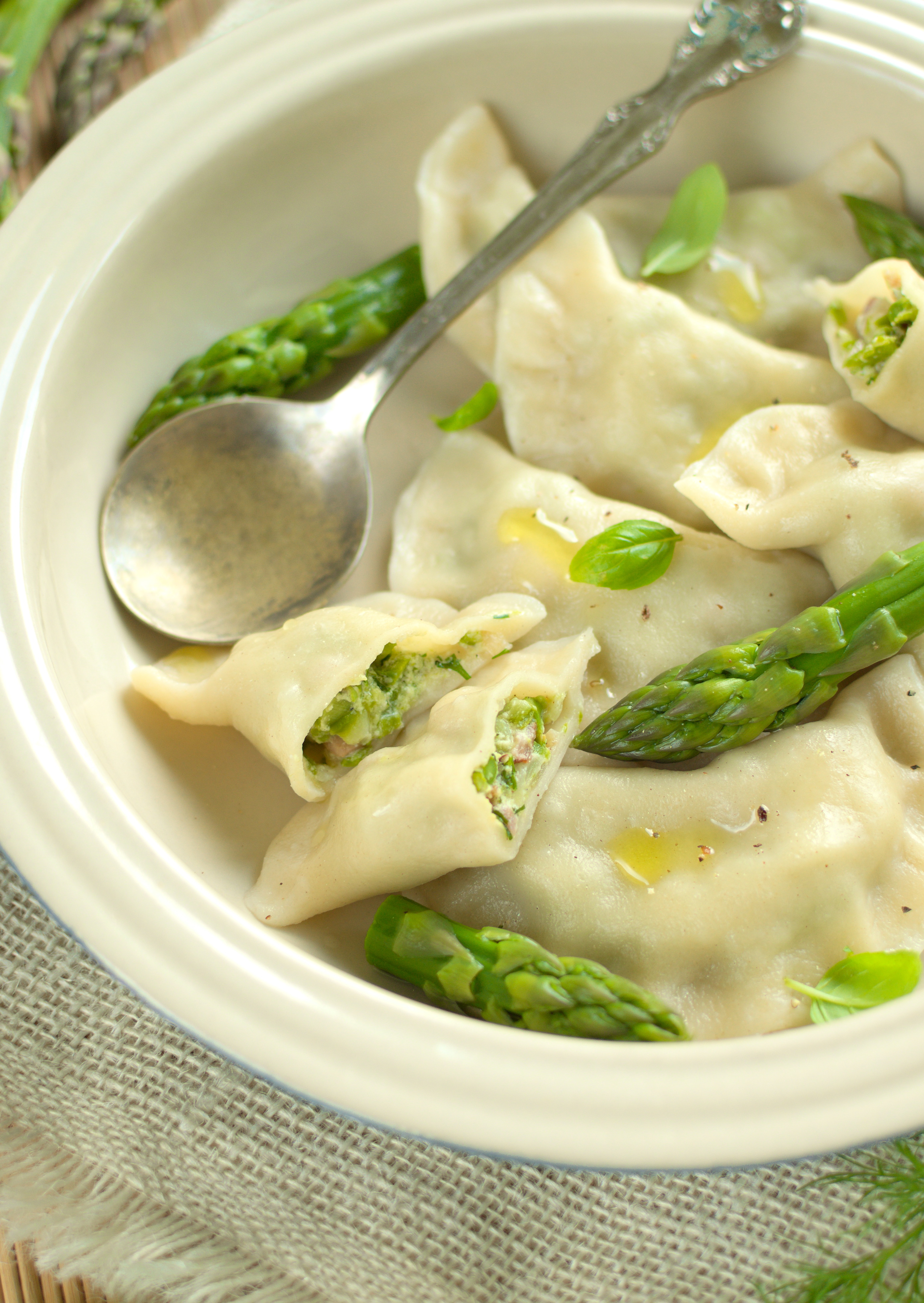 Pierogi ze szparagami, boczkiem i kremowym serkiem