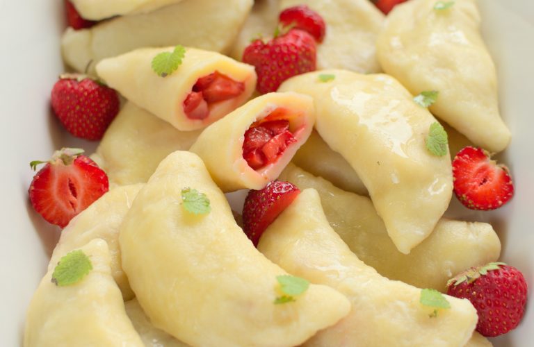 Pierożki serowe z truskawką