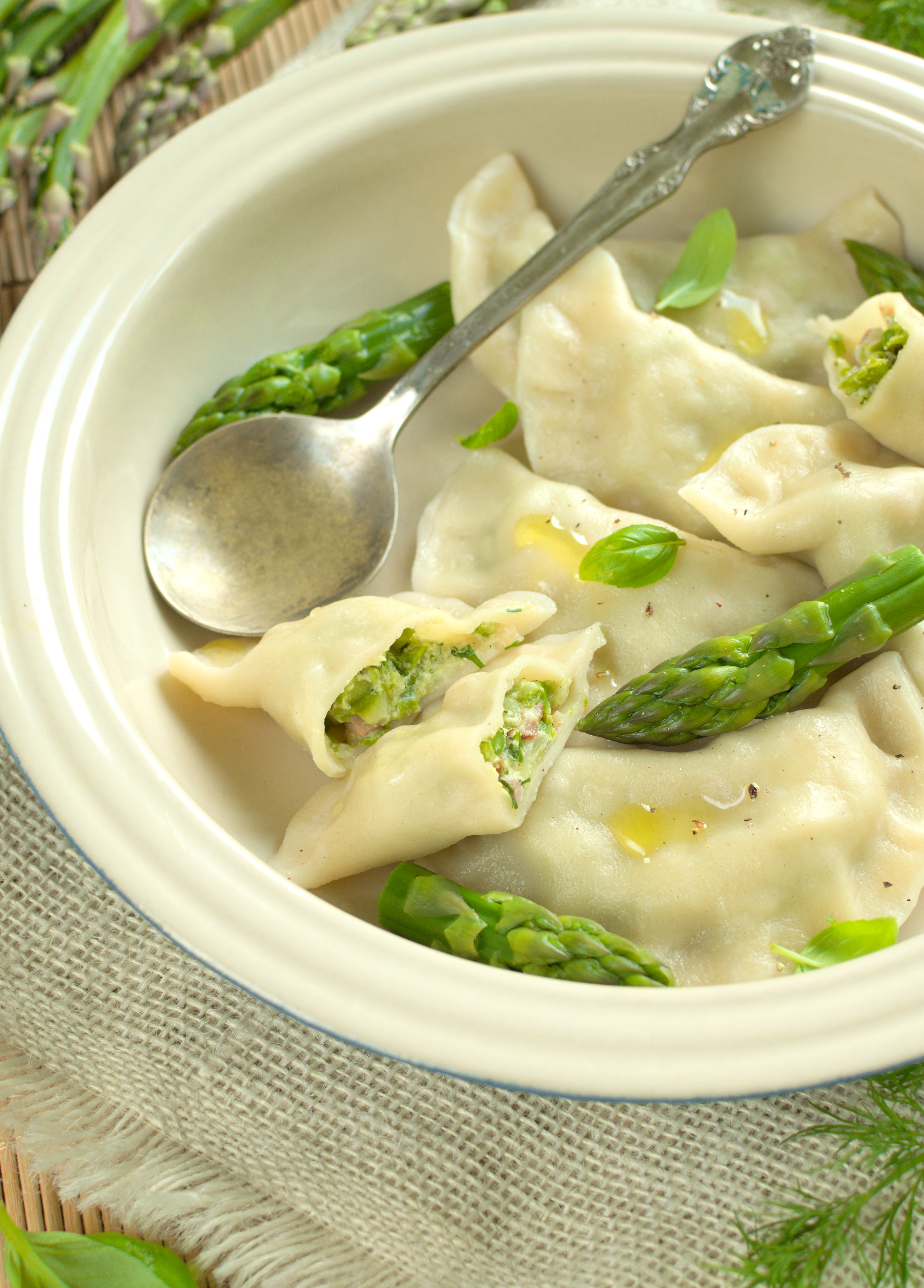 Pierogi ze szparagami, boczkiem i kremowym serkiem