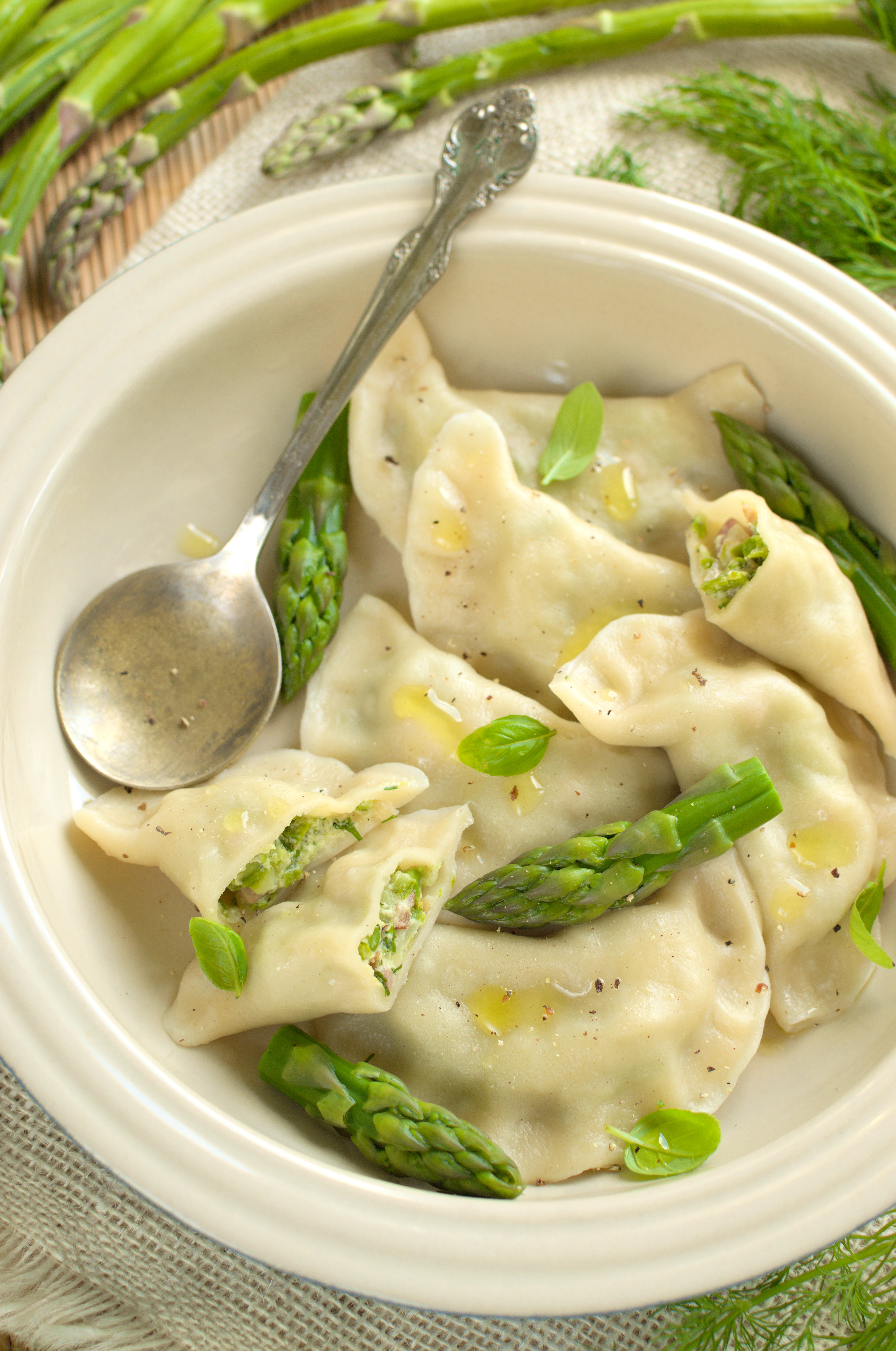 Pierogi ze szparagami, boczkiem i kremowym serkiem