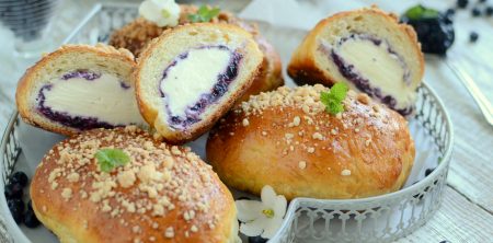 Jagodzianki z bitą śmietaną