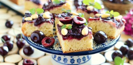 Placek czereśniowy z migdałami