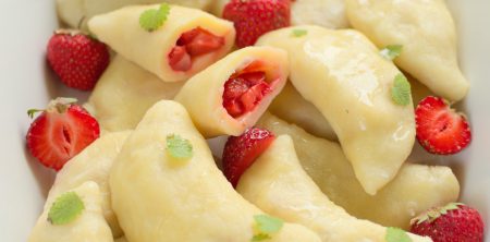 Pierożki serowe z truskawką