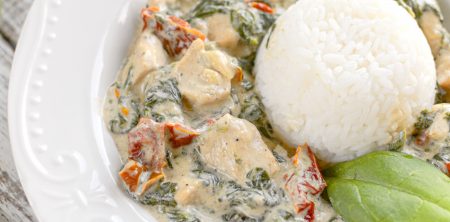 Szybki gulasz z kurczaka ze szpinakiem i suszonymi pomidorami