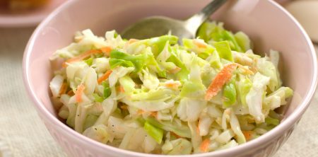 Colesław z młodej kapusty