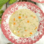 Sałatka z makaronem orzo, ogórkiem, koperkiem i drobiową wędliną
