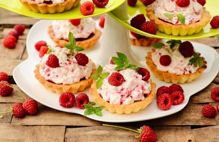 Tartaletki o smaku malinowego eton mess