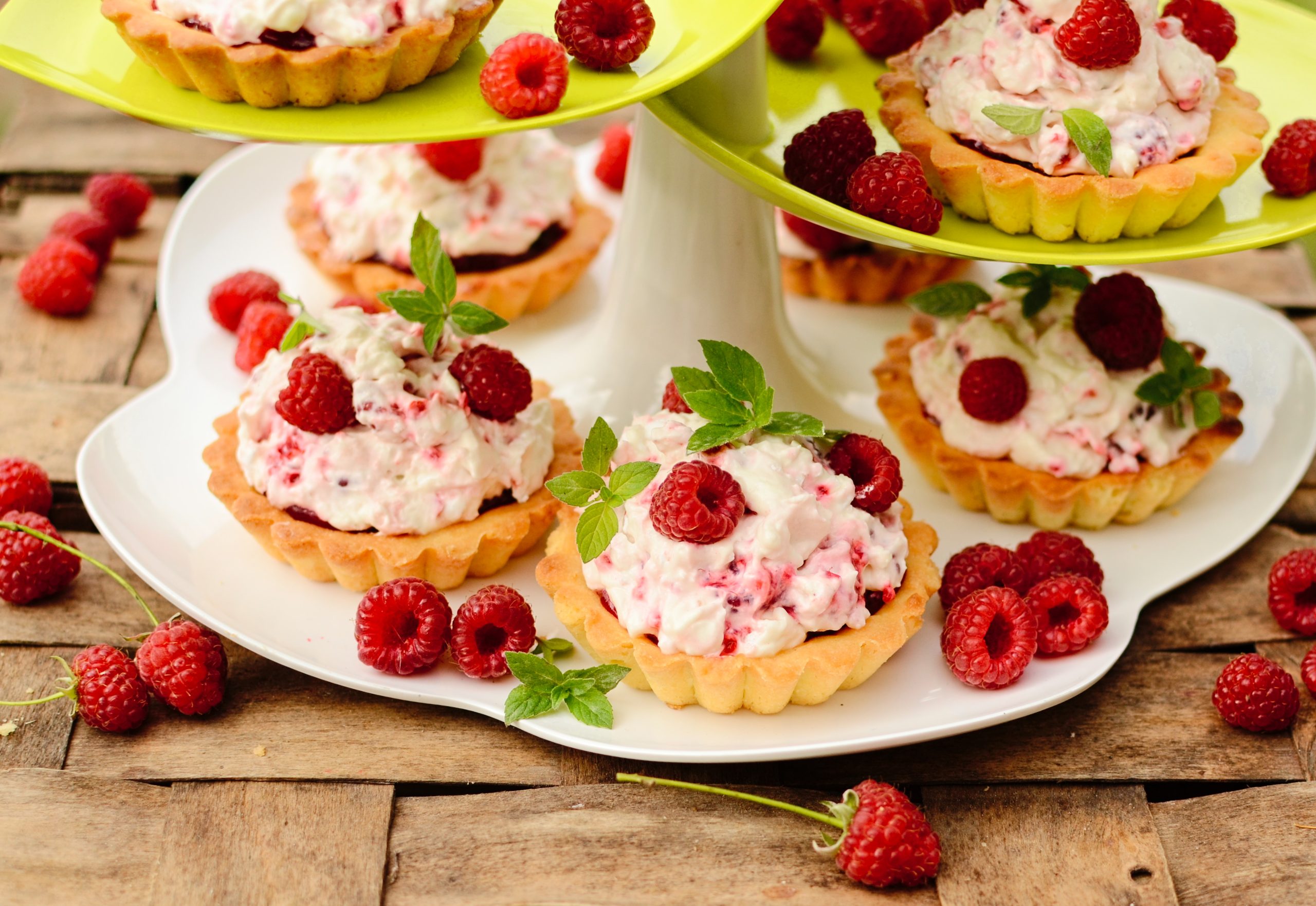 Tartaletki o smaku malinowego eton mess