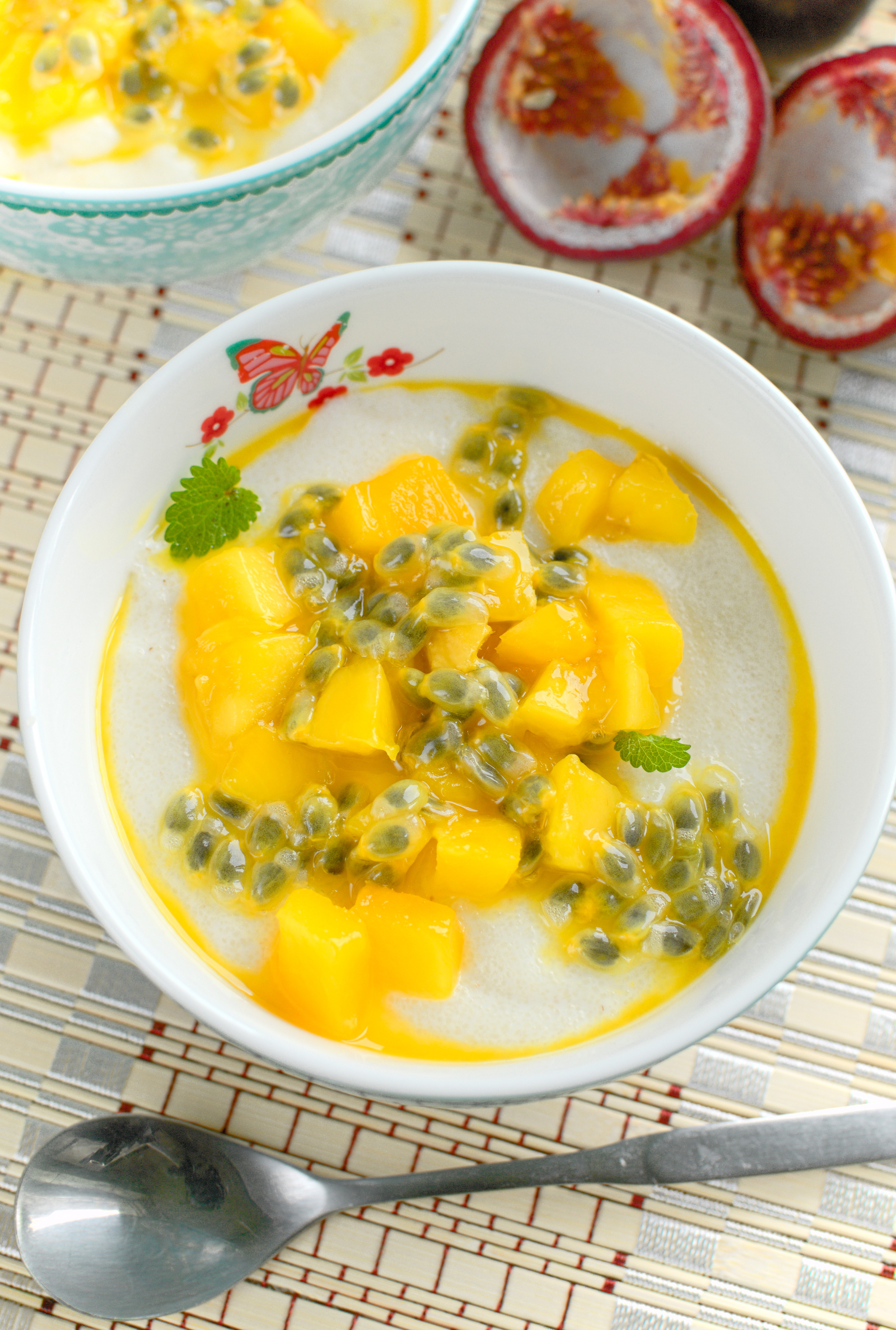 Kokosowa manna z mango i marakują