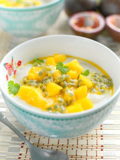 Kokosowa manna z mango i marakują