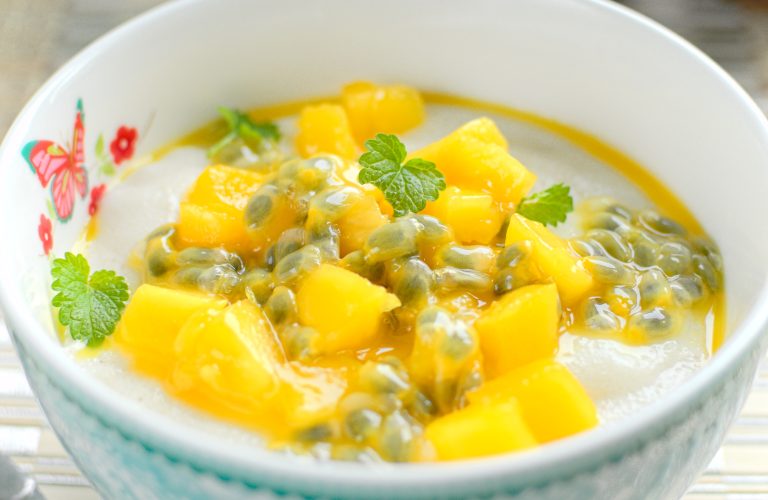 Kokosowa manna z mango i marakują